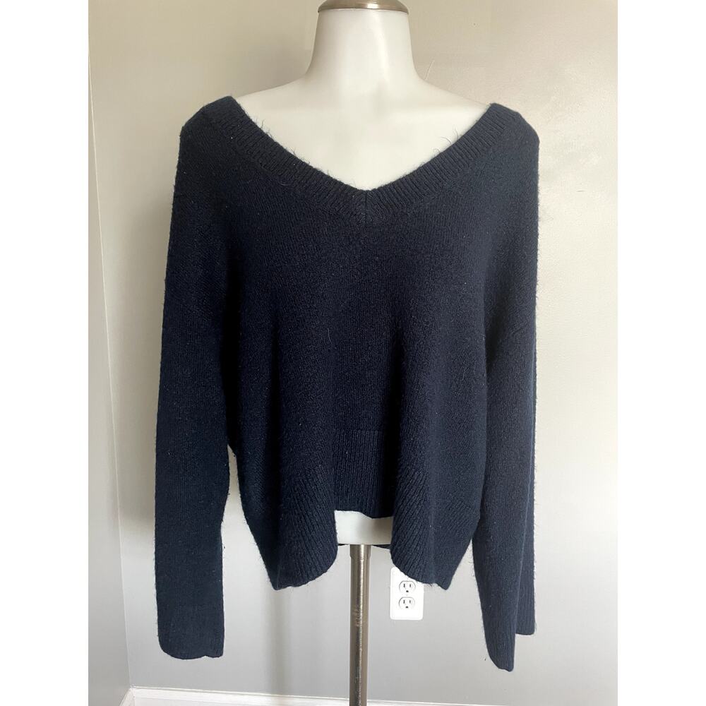 H&M - Medium - Navy Basic V-Neck sweater
